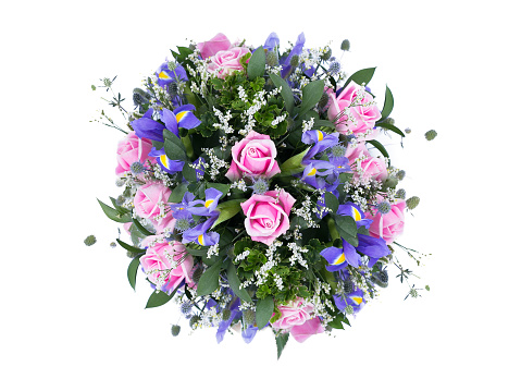 Photo Bouquet from above is a circle of flowers. There are pink roses. And green supplements On a white backdrop