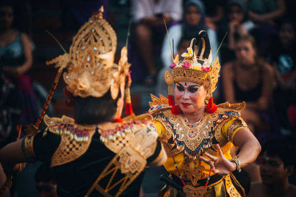 kecak fire dance at uluwatu temple, 발리, 인도네시아 - art theatrical performance bali indonesia 뉴스 사진 이미지