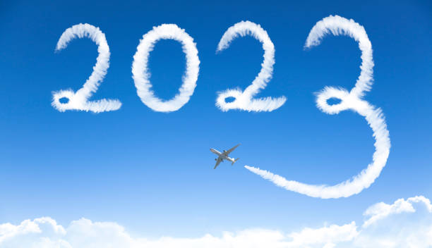 frohes neues jahr 2023 konzept. wolkenzeichnung per flugzeug am himmel - year 2012 stock-fotos und bilder