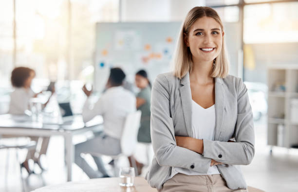 ritratto di ragazza leader o manager in una riunione aziendale di pianificazione, collaborazione e strategia del team. empowerment femminile, leadership e management presso un ufficio marketing di una startup aziendale - human resources people business meeting foto e immagini stock