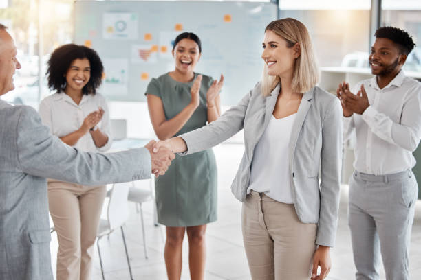 stretta di mano, partnership e congratulazioni dopo l'assunzione di nuovi dipendenti o promozione della leadership con applausi. benvenuto, ringraziamento o accordo b2b del personale aziendale che stringe la mano per supporto e fiducia - la scala del successo foto e immagini stock