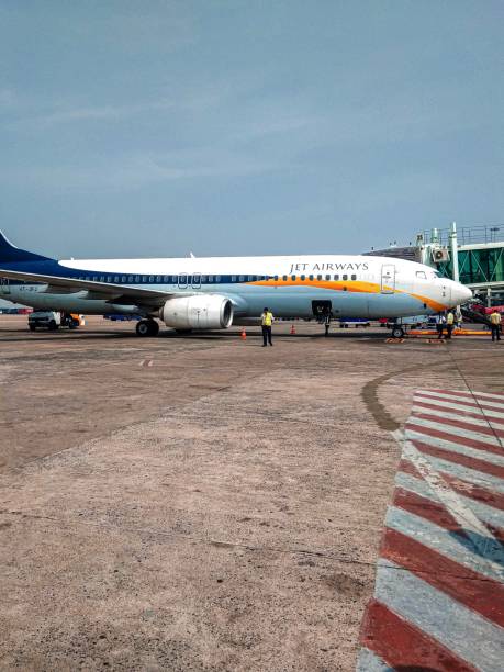 avion de jet airways à l’aéroport - airport india arrival departure board delhi photos et images de collection