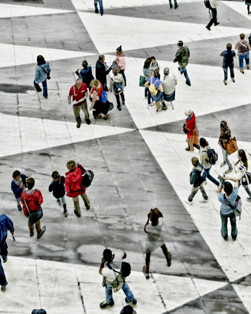 imagem abstrata de pessoas andando em uma praça da cidade. - stockholm town square sergels torg city - fotografias e filmes do acervo