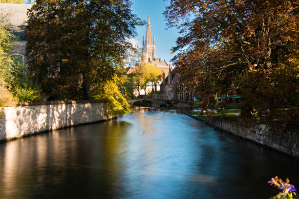 bela vista de bruges de lac d'amour - bruges cityscape europe autumn - fotografias e filmes do acervo