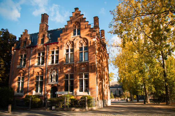 bellissimo edificio a bruges - bruges cityscape europe autumn foto e immagini stock