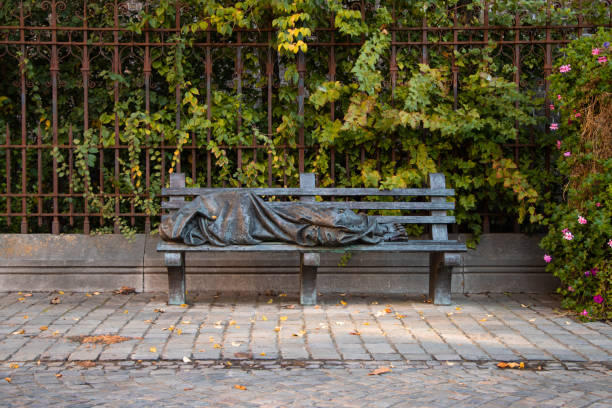 uma estátua em bruges - bruges cityscape europe autumn - fotografias e filmes do acervo