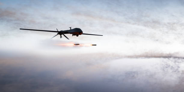 drone de combat militaire uav lançant des missiles - military air vehicle photos et images de collection