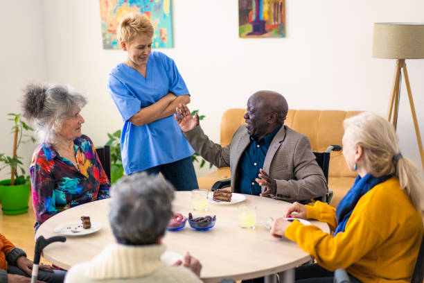 starsi mieszkańcy rozmawiający ze sobą - community outreach aging process human age retirement zdjęcia i obrazy z banku zdjęć