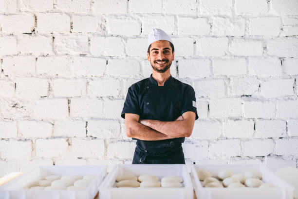 chef italien pizzaiolo avec pâte pour pizza dans la cuisine du restaurant - pizzaiolo photos et images de collection