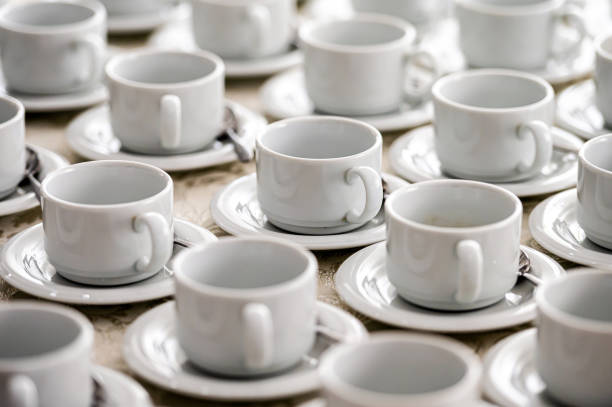 커피 또는 차 휴식을위한 접시가있는 순수한 흰색 컵이 많이 있습니다. - business hotel cup meeting 뉴스 사진 이미지