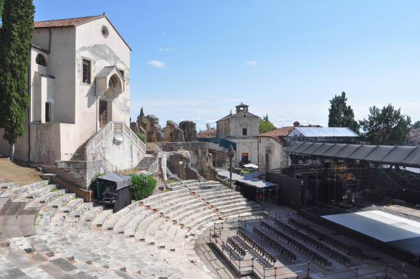 teatro romano de verona - north eastern italy fotografías e imágenes de stock