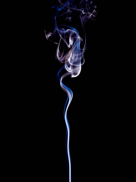 青と白の煙の細い流れがゆっくりと上方に上昇する - wispy smoke steam swirl ストックフォトと画像