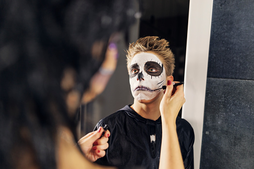 Mother painting teenage son's face for Halloween
Shot with Canon R5