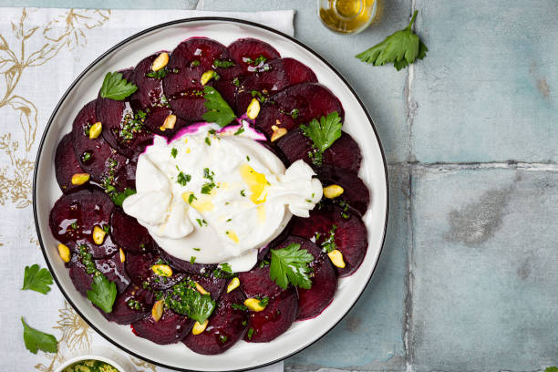 carpaccio de remolacha con mozzarella burrata y pistachos - salad mozzarella food balsamic vinegar fotografías e imágenes de stock