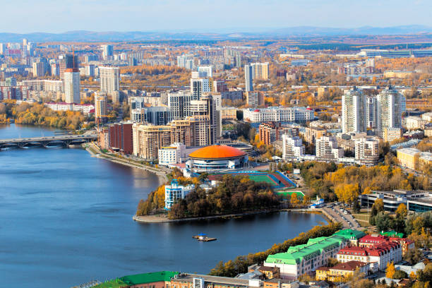панорама центра екатеринбурга в осенний день. вид сверху. россия - екатеринбург стоковые фото и изображения