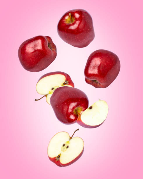 red apple sobre blanco - drop red delicious apple apple fruit fotografías e imágenes de stock