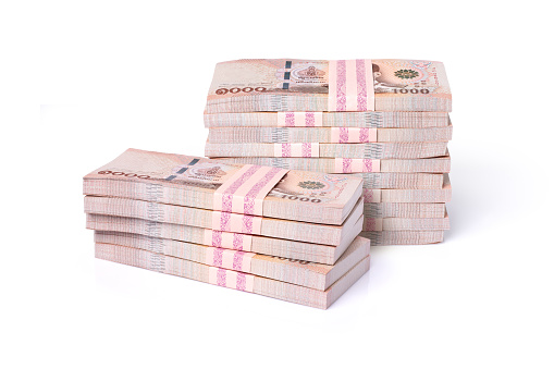 Pila de billetes de un millón quinientos mil baht tailandeses aislados en blanco photo