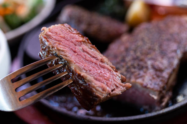 gustosa bistecca di manzo - prodotto a base di carne foto e immagini stock