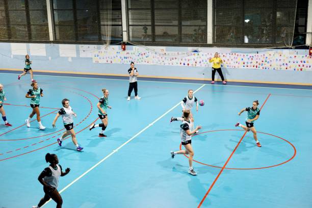 gruppe von handballspielerinnen in aktion. - sportsman competitive sport professional sport team sport stock-fotos und bilder