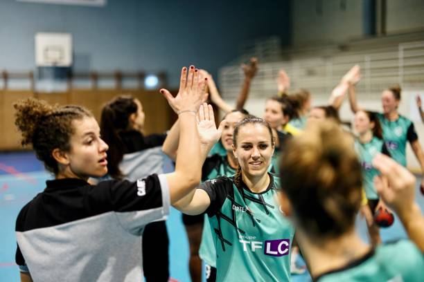 cinco no máximo entre as colegas de handebol feminino - team sport sports team sport community - fotografias e filmes do acervo