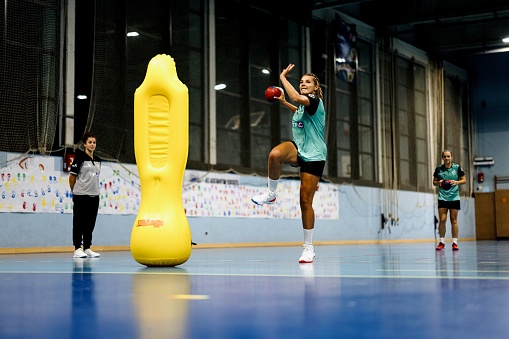 Players go around the inflatable handball dummy and shoot at the goal