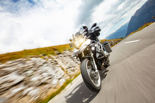 катание на мотоцикле в австрийских а�льпах - motorcycle handlebar road riding стоковые фото и изображения