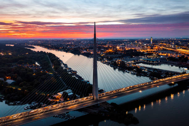 nouveau pont moderne sur la rivière sava, belgrade, serbie. - bridge connection contemporary suspension bridge photos et images de collection