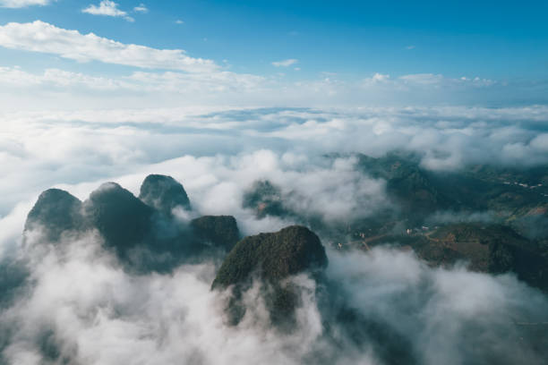 vue aérienne d’un grand paysage à la journée brumeuse, yangshuo country, guilin - yangshuo photos et images de collection
