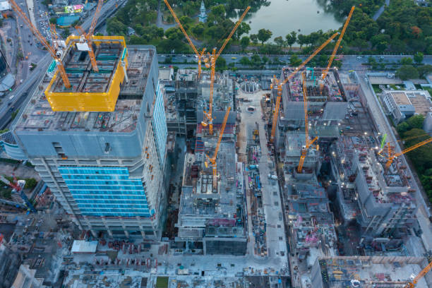 vista aérea do canteiro de obras com guindaste torre construção urbana hora do rush de derramamento de concreto - foundation claude monet - fotografias e filmes do acervo