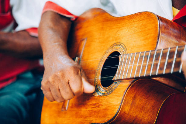 guitariste de groupe de rue - santiago de cuba photos et images de collection