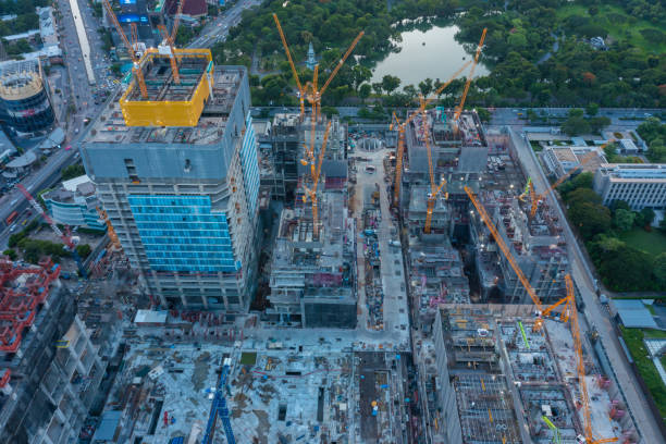 vista aérea do canteiro de obras com guindaste torre construção urbana hora do rush de derramamento de concreto - foundation claude monet - fotografias e filmes do acervo