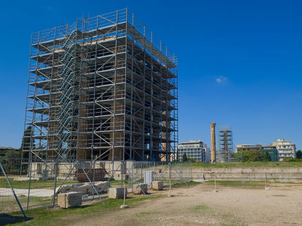 строительные леса вокруг храма зевса олимпийского - scaffolding ancient construction site athens greece стоковые фото и изображения