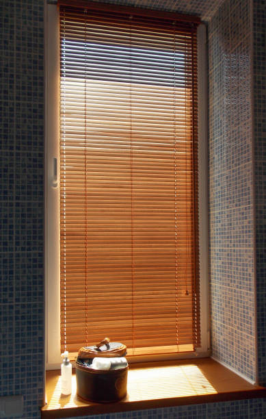 窓の上の木製のブラインド茶色のクローズアップ - blinds wood bathroom indoors ストックフォトと画像