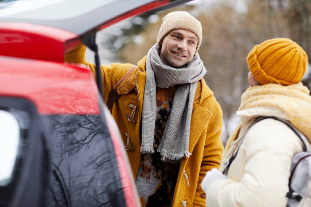 istock Couple By Car in Winter 1434428892