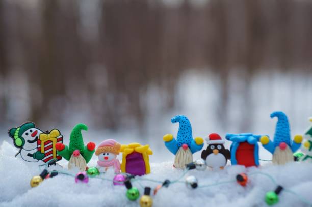 figurine di simpatici gnomi con regali. - fairy penguin foto e immagini stock