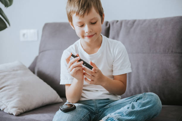 子供の男の子は、グルコースや血糖値を測定する - hypoglycemia diabetes child hyperglycemia ストックフォトと画像