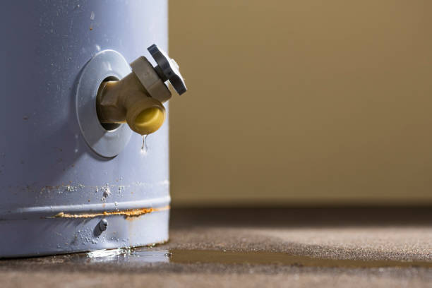 uma visão de perto de baixo ângulo de uma torneira vazando em um aquecedor de água doméstico - water heater boiler water pipe basement - fotografias e filmes do acervo