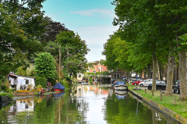malowniczy widok na kanał i budynki w pobliżu centrum miasta edam w holandii, jest częścią zaanstreek-waterland. - waterland zdjęcia i obrazy z banku zdjęć