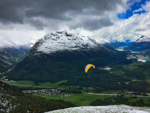 este parapente voou de muottas muragl para o vale. - paragliding engadine mountain switzerland - fotografias e filmes do acervo