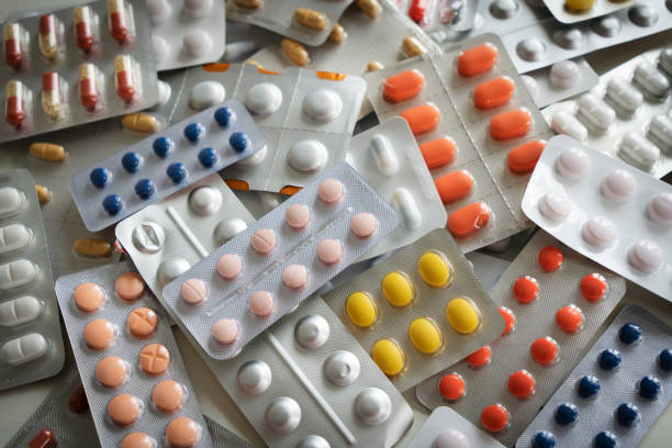 sfondo di un grande gruppo di capsule, pillole e blister assortiti - antibiotic foto e immagini stock