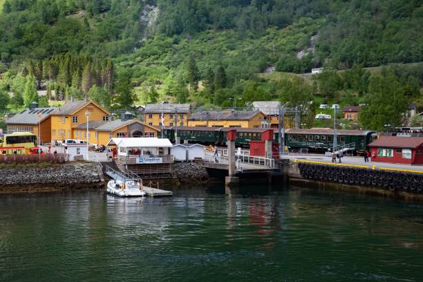 typisches historisches dorf im narrow fjord in der gemeinde aurland in der provinz vestland, norwegen - sogn og fjordane county stock-fotos und bilder