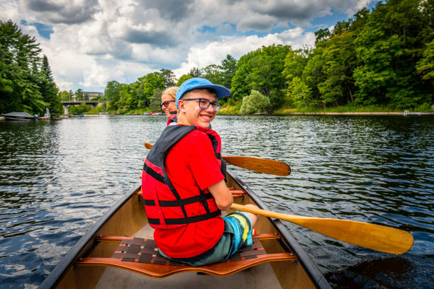 madre y su hijo están navegando en canoa en fairy lake en huntsville en canadá - natural landmark nature recreational pursuit ontario fotografías e imágenes de stock