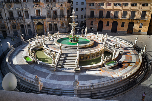 La fontana Pretoria fu realizzata nel 1554 da Francesco Camilliani a Firenze, ma nel 1581 venne trasferita in piazza Pretoria a Palermo