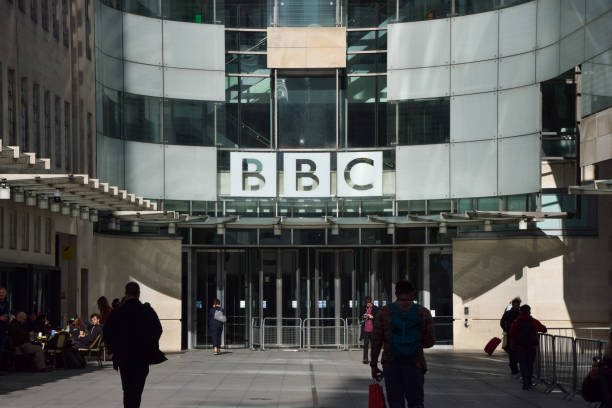 sede de la bbc, broadcasting house, londres, reino unido - bbc fotografías e imágenes de stock