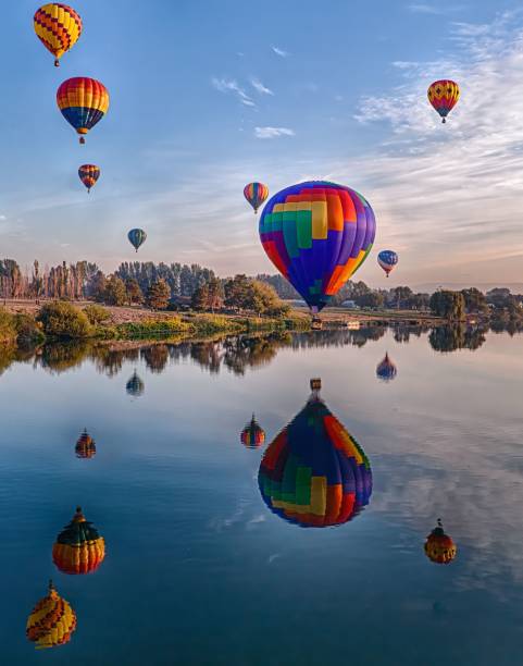 toma vertical de globos aerostáticos en prosser reflejada en un río durante el festival de globos de washington - day washington state vertical outdoors fotografías e imágenes de stock