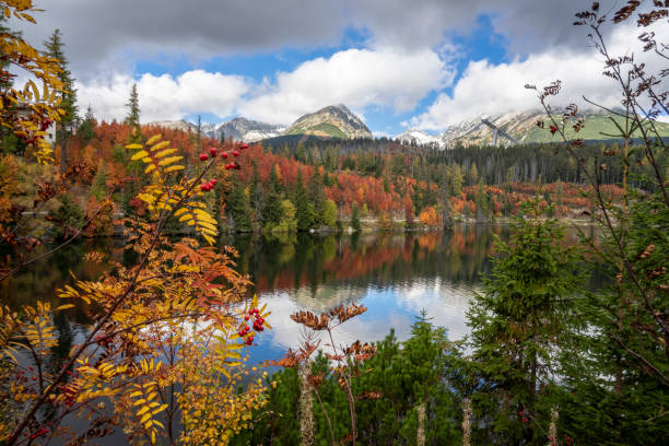 strbske pleso beautiful mountain lake in slovakia in autumn. - pleso imagens e fotografias de stock