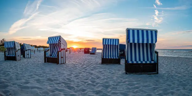 Strand im Ostseebad Prerow mit Strandkörben bei Sonnenuntergang
