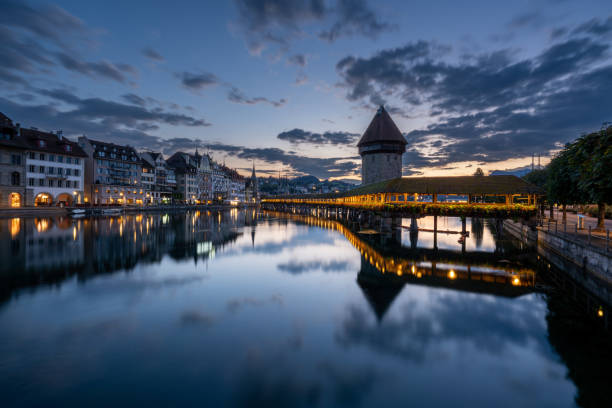 vibrante amanecer sobre el puente chapel en lucerna, el distrito de downton de suiza y el río reuss - downtoun fotografías e imágenes de stock