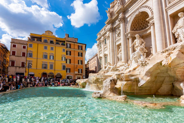 famosa fonte trevi em roma, itália - trevi fountain rome fountain monument - fotografias e filmes do acervo