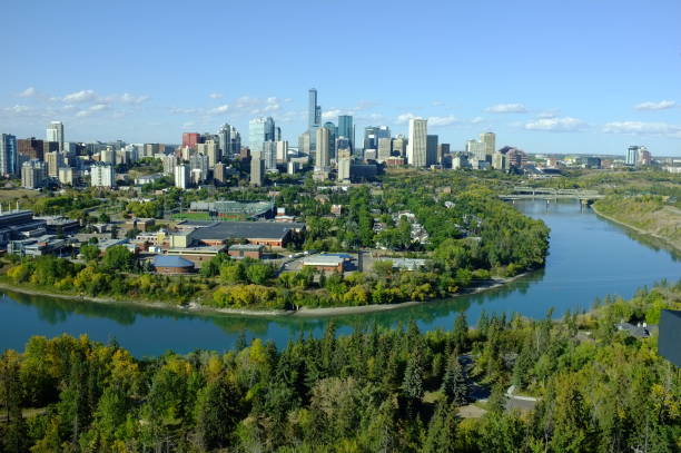 vista aérea panorâmica do centro de edmonton. - north saskatchewan river - fotografias e filmes do acervo